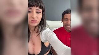 Рейя Саншайн и Лил Ди разговаривают перед тем, как трахнуться порно